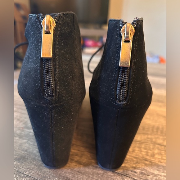 Size 11 Wedge Strappy Shoe - Picture 4 of 6